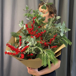 Зеленый букет для интерьера: мимоза, илекс и эвкалипт