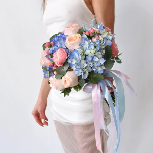 Букет невесты с голубой гортензией и персиковыми розами "Ванильное небо"