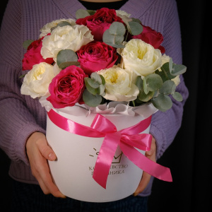 Дорогие пионовидные розы в коробке "Яркий микс"