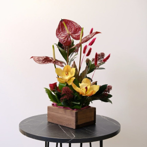 Антуриумы и орхидеи в интерьерной композиции в ящике