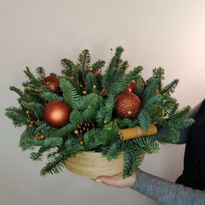 Новогодняя композиция из нобилиса в золотых оттенках с шишками, корицей и апельсинами