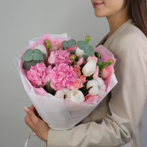 Белые тюльпаны, хлопок и пушистые гвоздики в милом букете