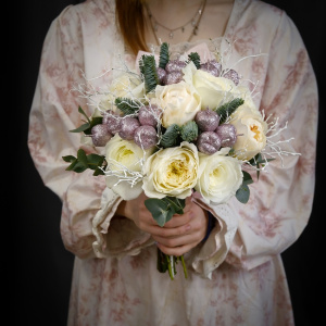 Зимний свадебный букет невесты с пионовидными розами "Снегурочка"