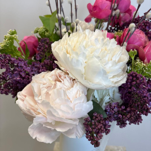 Букет на пасху в кувшине. Белые пионы, сирень и верба