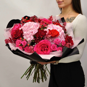 Гортензии и ароматные розы в букете "Розовая пантера"