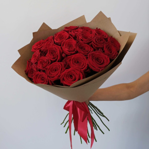 Сет: 25 красных роз + ваза + шар "Сердце" + мармелад