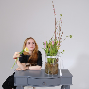 Тюльпаны и ветки сакуры в стеклянной вазе