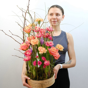 Тюльпаны и розы в композиции "Дом лесной феи"