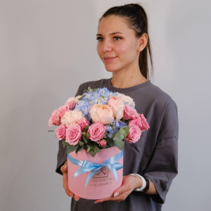 Гортензия и пионовидные розы в коробочке "Ванильное небо"