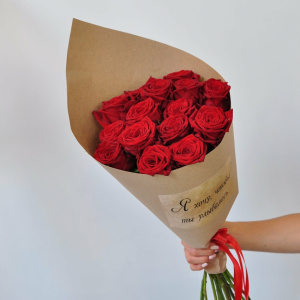 Красные розы Россия 60 см, 15 штучек, в крафте с наклейкой