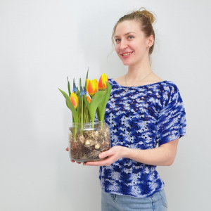 Садик с первоцветами: тюльпаны и мускари в стеклянной вазе