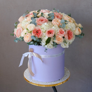 Гортензия и пионовидные розы Джульетта в большой коробке "Акварельные облака"