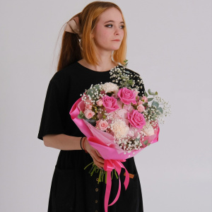 Розовая гортензия и розы в букете "Малиновый бриз"