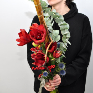 Вертикальный букет с красными амариллисами. Мужской бизнес букет