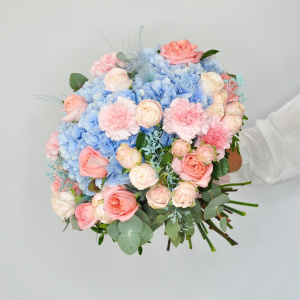 Букет с голубой гортензией и персиковыми розами "Ванильное небо"
