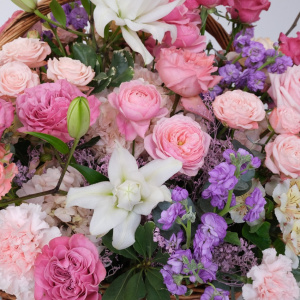 Магнолия, лилия и пионовидные розы в корзине "Царский Букет: Сокровище Цветов"