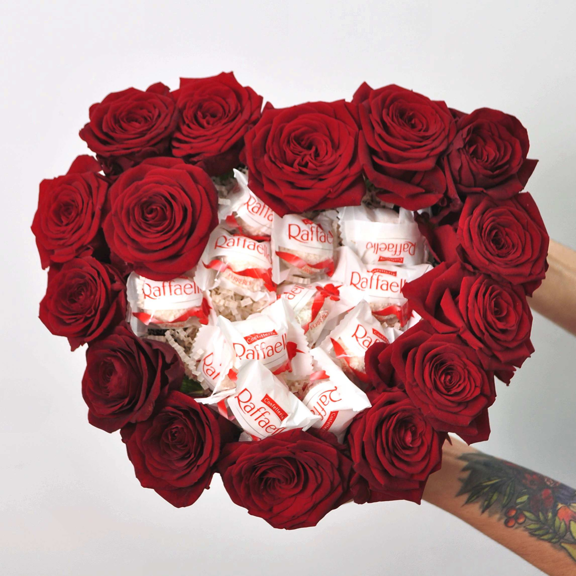 Красные розы и конфеты Рафаэло в коробке - сердце