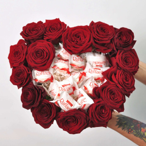 Красные розы и конфеты Рафаэло в коробке - сердце