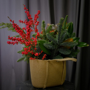 Зимний букет сумке: нобилис, илекс и сувенир в композиции "Вестник праздника"