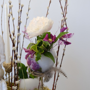 Букет на пасху. Яйца ручной работы с живыми цветами: пионы и клематисы с сувениром «Зайка» в круглом ящике