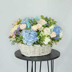 Комната голубых цветов! Голубые гортензии и пионовидные розы, - Удиви её