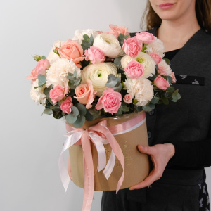 Ранункулюсы и пионовидные розы в композиции "Дива"