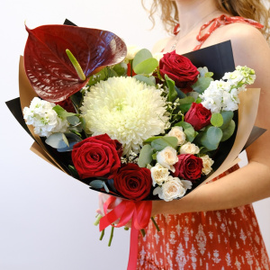 Антуриум и розы в стильном букете