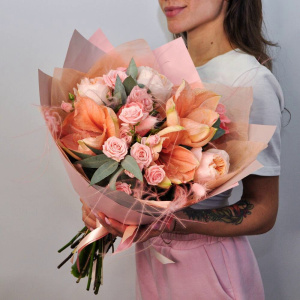 Амариллис и пионовидные розы в персиковом букете