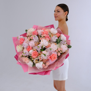 Белые пионы и розы в роскошном букете "Океан Любви"