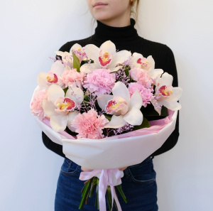 Орхидеи и пушистые гвоздики в букете «Изысканный дуэт»