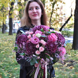 Хризантема бигуди и розы в букете «Моей музе» Хризантема бигуди и розы в букете «Моей музе»