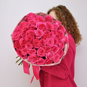 Яркие розовые ароматные розы пинк флойд 45 шт, букет с вазой