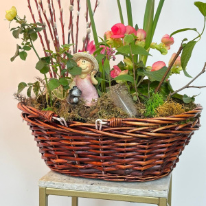 Бегония, цикламен, нарциссы, сувенир Девочка и веточки вербы в подарочной корзине на Пасху