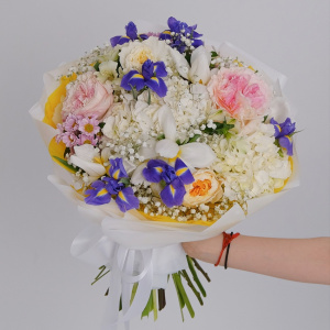 "Дофаминовый букет": ирисы, тюльпаны, гипсофила и гортензии