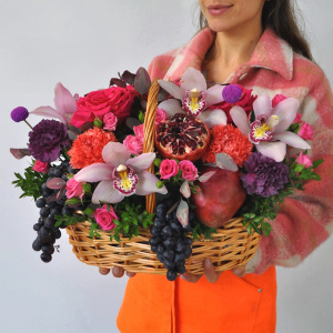 Орхидея, розы и фрукты в корзине "Витаминный заряд"