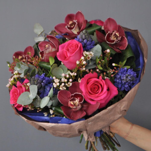 Букет с орхидеями и розами "Искушение красотой"