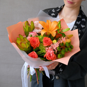 Лилия и пламенные розы в ярком букете