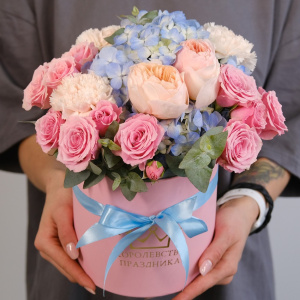 Гортензия и пионовидные розы в коробочке "Ванильное небо"