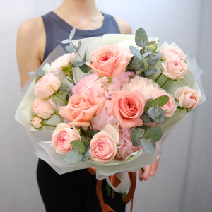 Пионовидные розы и гортензия в букете "Милашка"