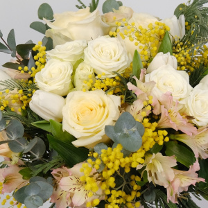 Пионовидные розы, мимоза и белые тюльпаны в весеннем букете