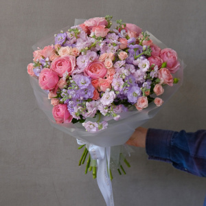 Ароматная маттиола и кустовые розы в букете "Сладкое помешательство"