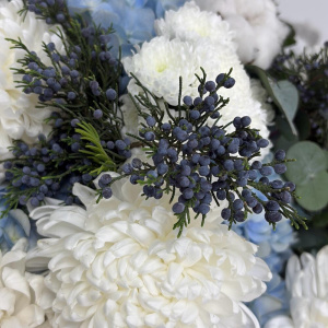Белая хризантема и голубая гортензия в букете «Парящая нежность»