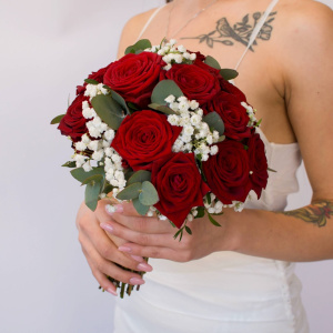 Букет невесты из красных ароматных роз с белой гипсофилой и зеленью