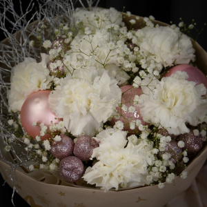 Зимний букет с гвоздиками, гипсофилой и зимним декором