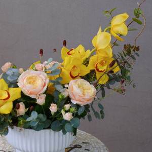 Орхидея Цимбидиум в интерьерной композиции в кашпо