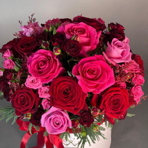 Ароматные розы в коробке "Рубиновая симфония"