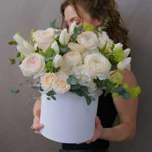 Ранункулюсы, белые тюльпаны и розы Охара в коробке с эвкалиптом