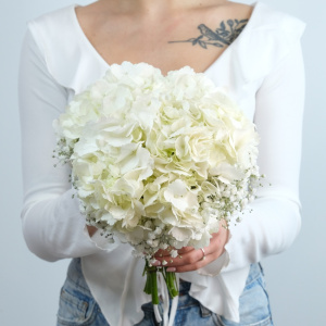 Букет невесты с белой гортензией и гипсофилой