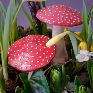 Садик с первоцветами и сувенирами: нарциссы, тюльпаны и гиацинты "Осторожно: весна!"