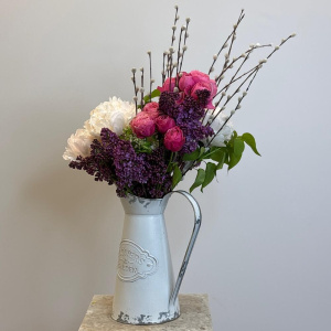 Букет на пасху в кувшине. Белые пионы, сирень и верба